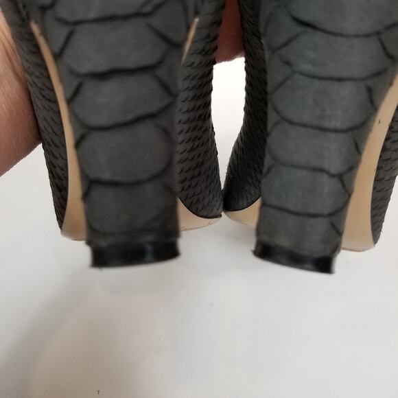 Emporio Armani Gray Snake Textured Leather Pumps Size 38.5 / 8. - Picture 6 of 8